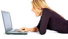 Você trabalha horas sentada em frente ao computador?