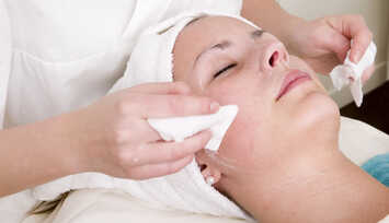 Qual a diferença entre 'demaquilar', 'lavar' e 'tonificar' a pele?