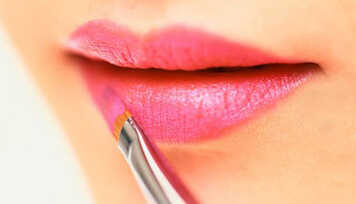 Batom rosa está com tudo nesse inverno