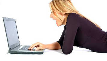 Você trabalha horas sentada em frente ao computador?